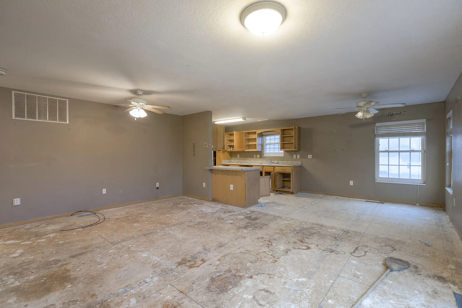 Living room before a Lula renovation