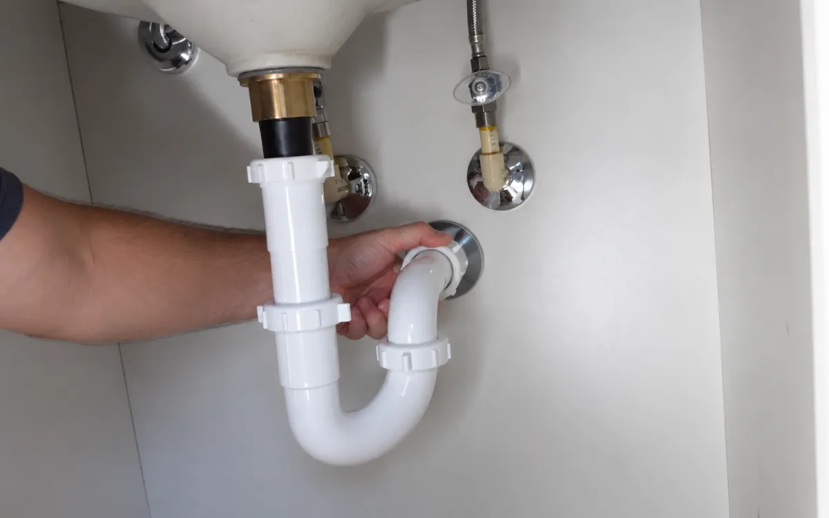 Lula Pro fixing plumbing
